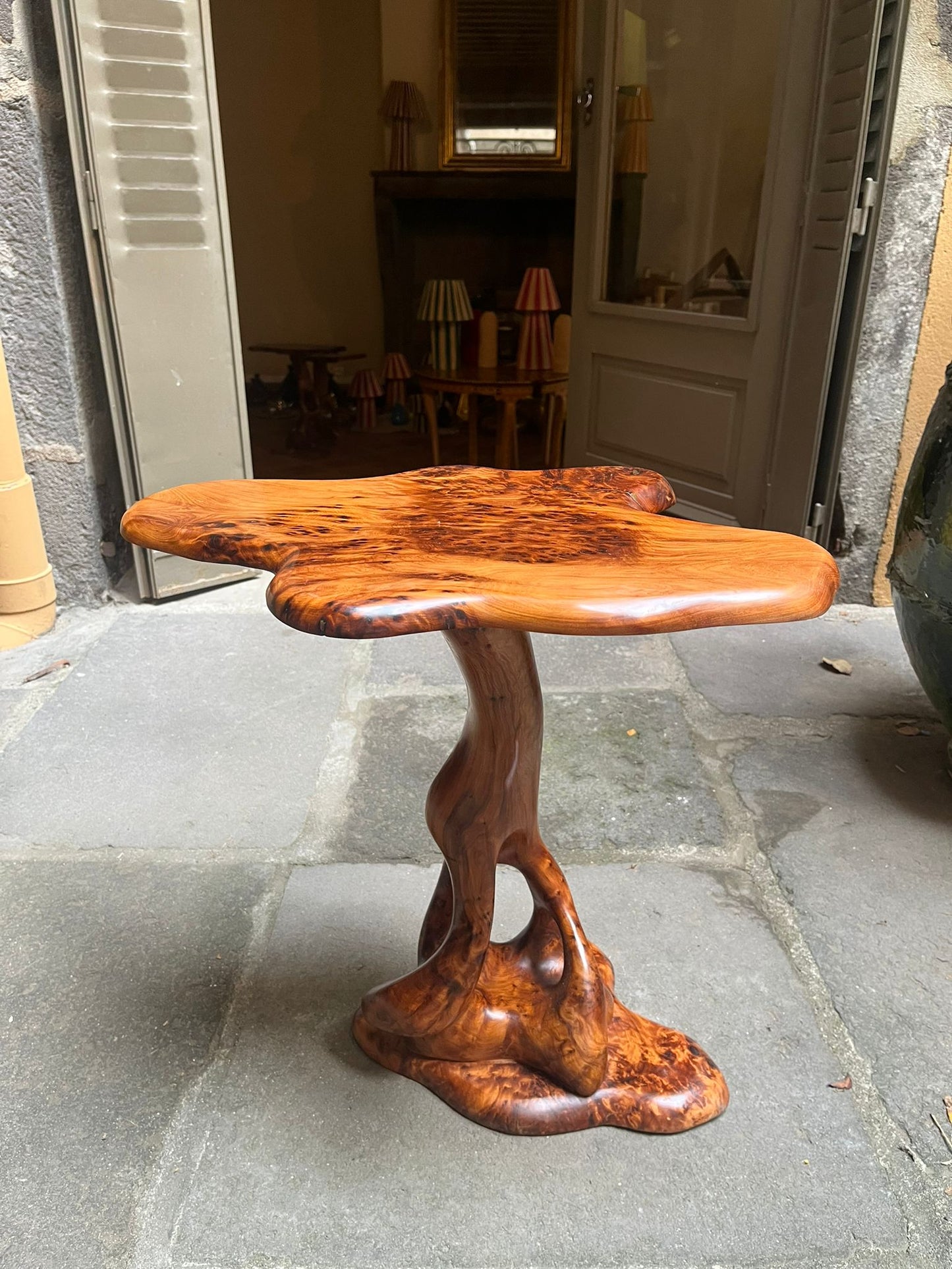 TABLE ASYMÉTRIQUE